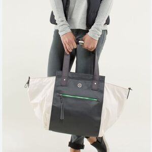 Lululemon Carry Me Om Tote in Big Paisley Emboss Angel Wing / Soot Light